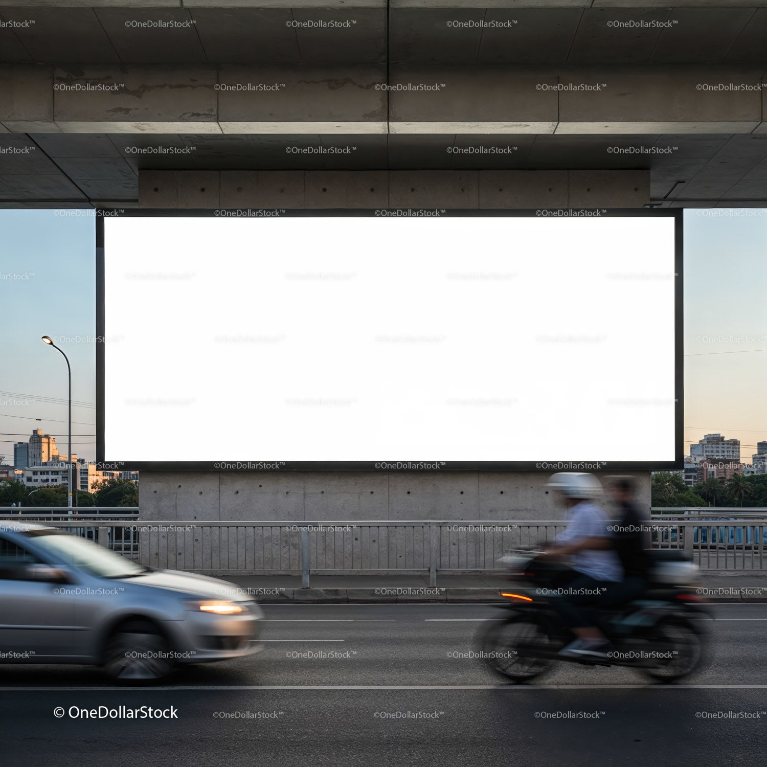 Ulica miejska z pustym billboardem i ruchem ulicznym