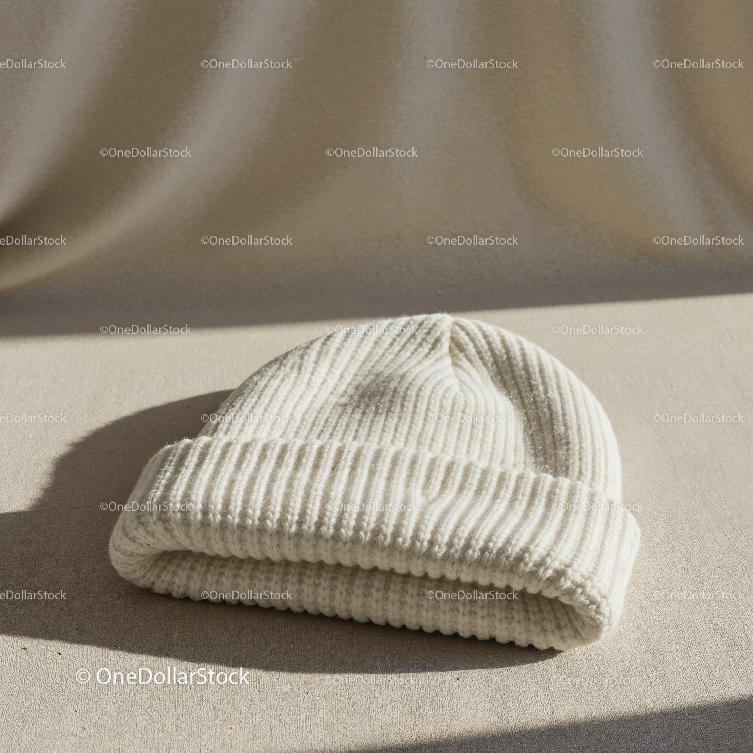 Przytulna, biała, dzianinowa czapka beanie na neutralnej powierzchni