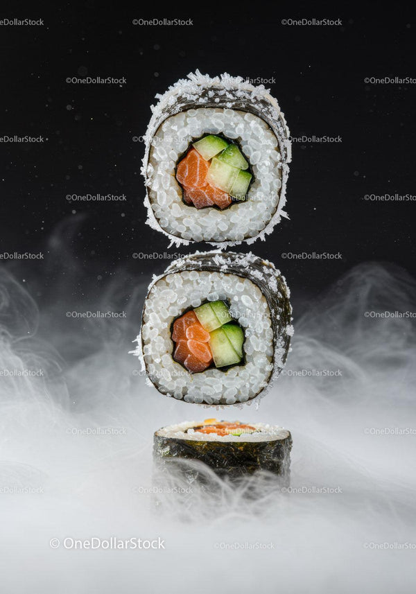 Świeże rolki sushi z łososiem i ogórkiem na mglistym tle