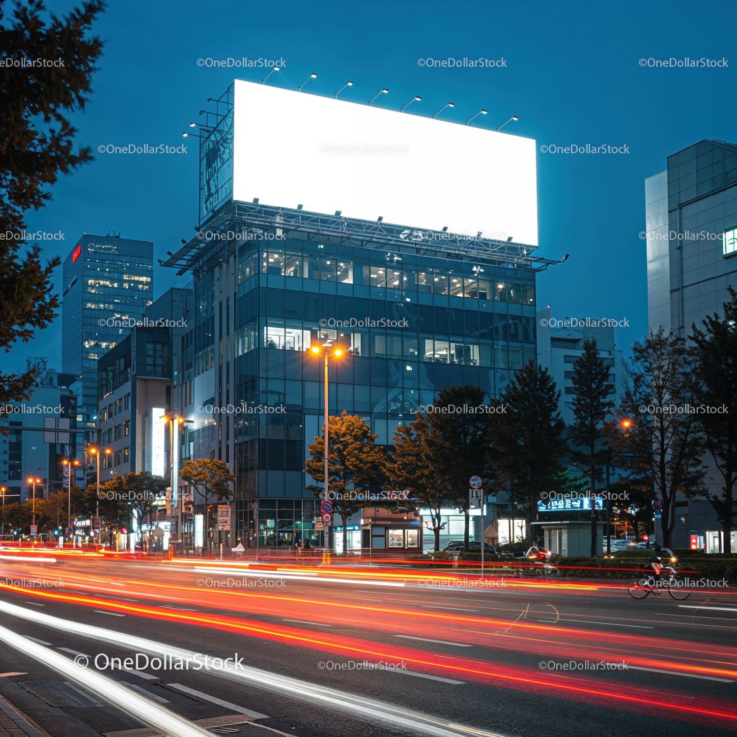 Ulica miejska nocą ze smugami światła i pustym billboardem