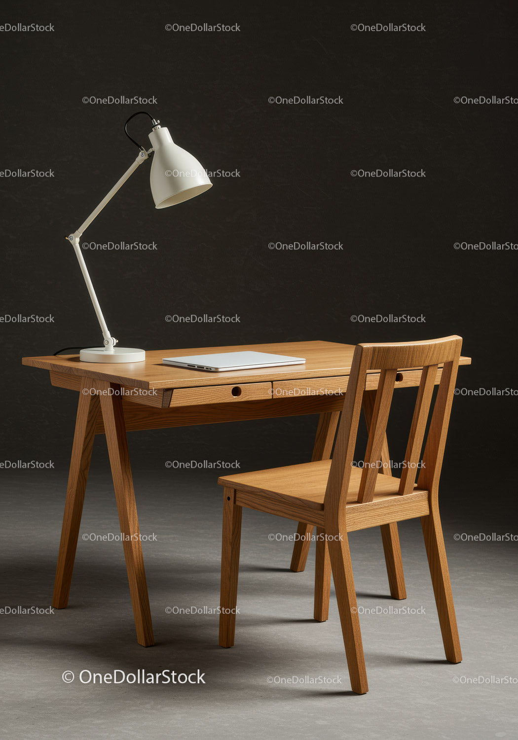 Drewniane biurko z nowoczesną białą lampą i drewnianym krzesłem w minimalistycznym wnętrzu