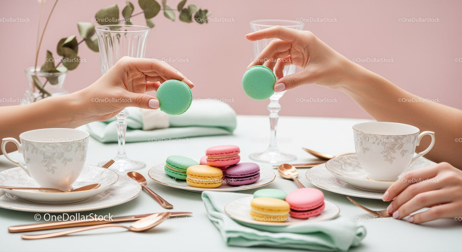 Eleganckie pastelowe makaroniki i elegancki zestaw do herbaty na stylowy brunch