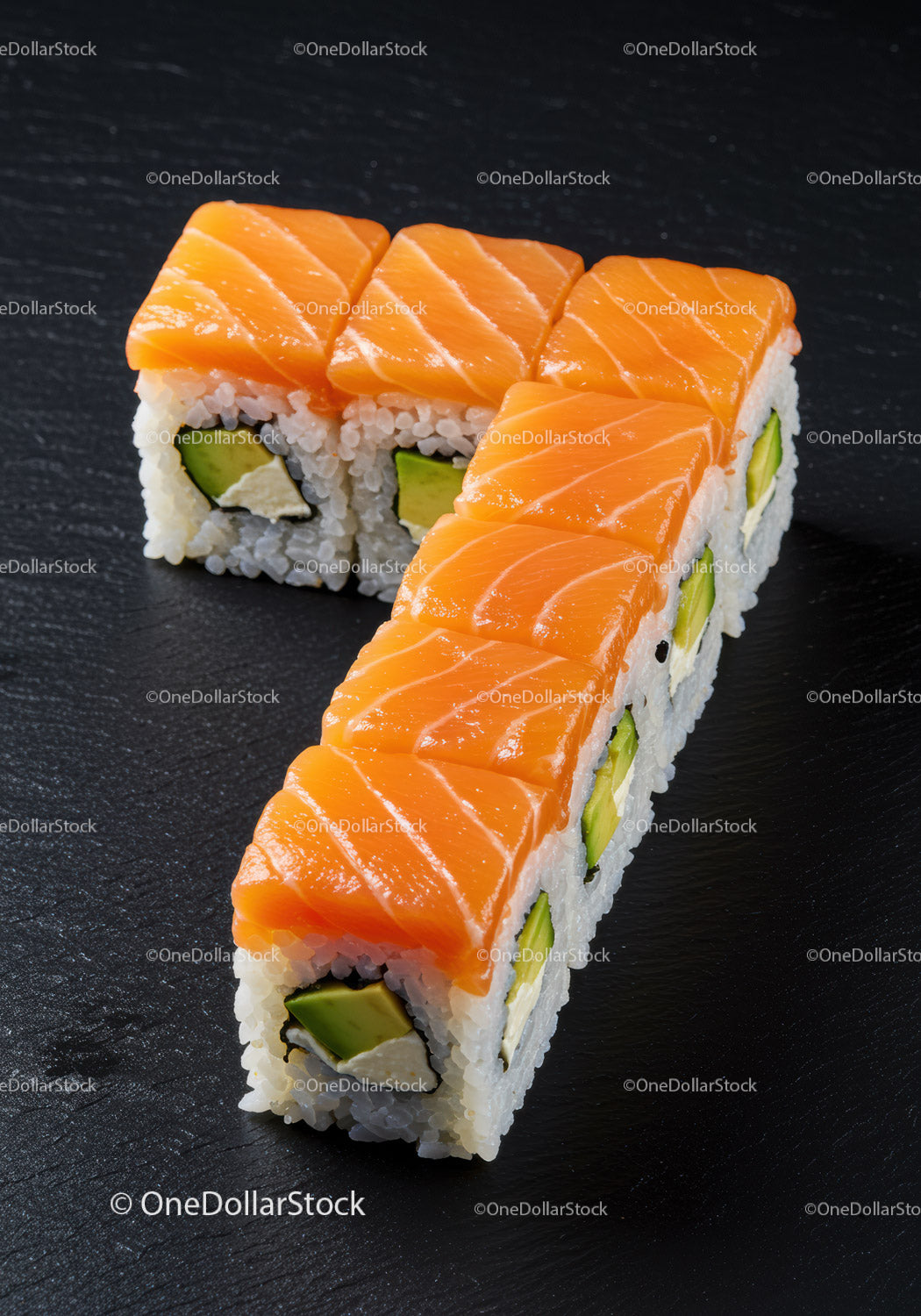 Świeże rolki sushi z łososiem i awokado na czarnym łupku