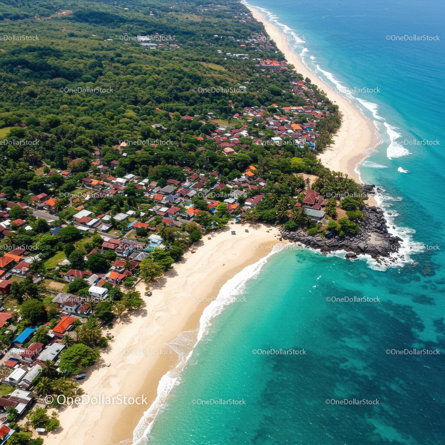 Tropikalna plaża z bujną zielenią i krystalicznie czystą wodą