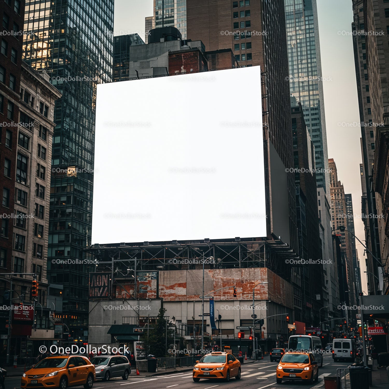 Ruchliwa ulica miejska z dużym pustym billboardem w mieście
