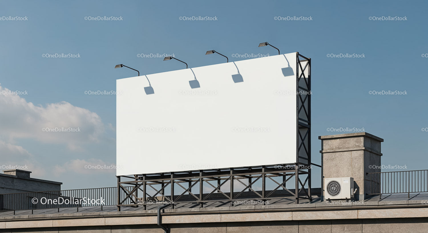 Pusta tablica reklamowa zamontowana na dachu pod czystym niebem