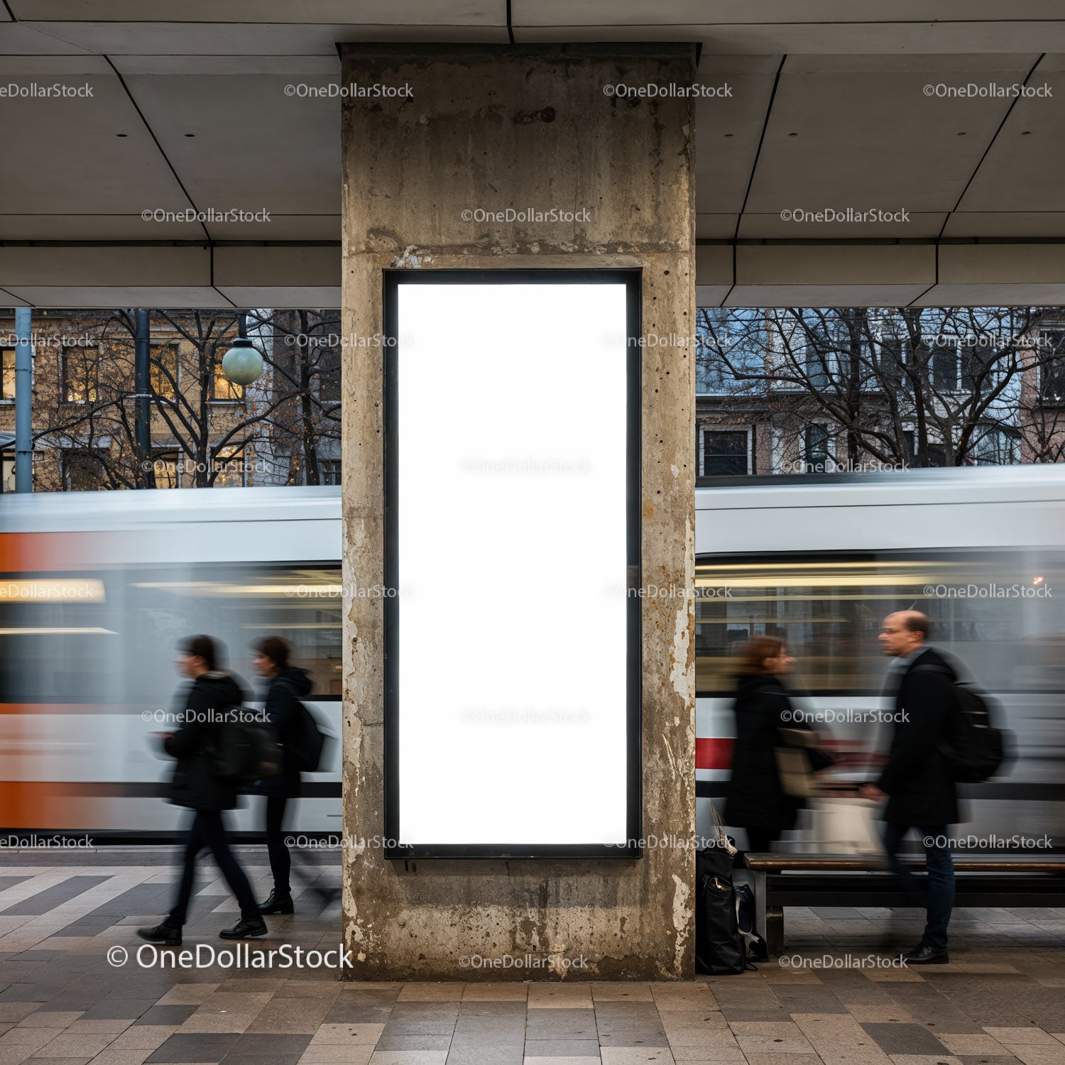 Pusty billboard miejski na ruchliwym przystanku tramwajowym w mieście