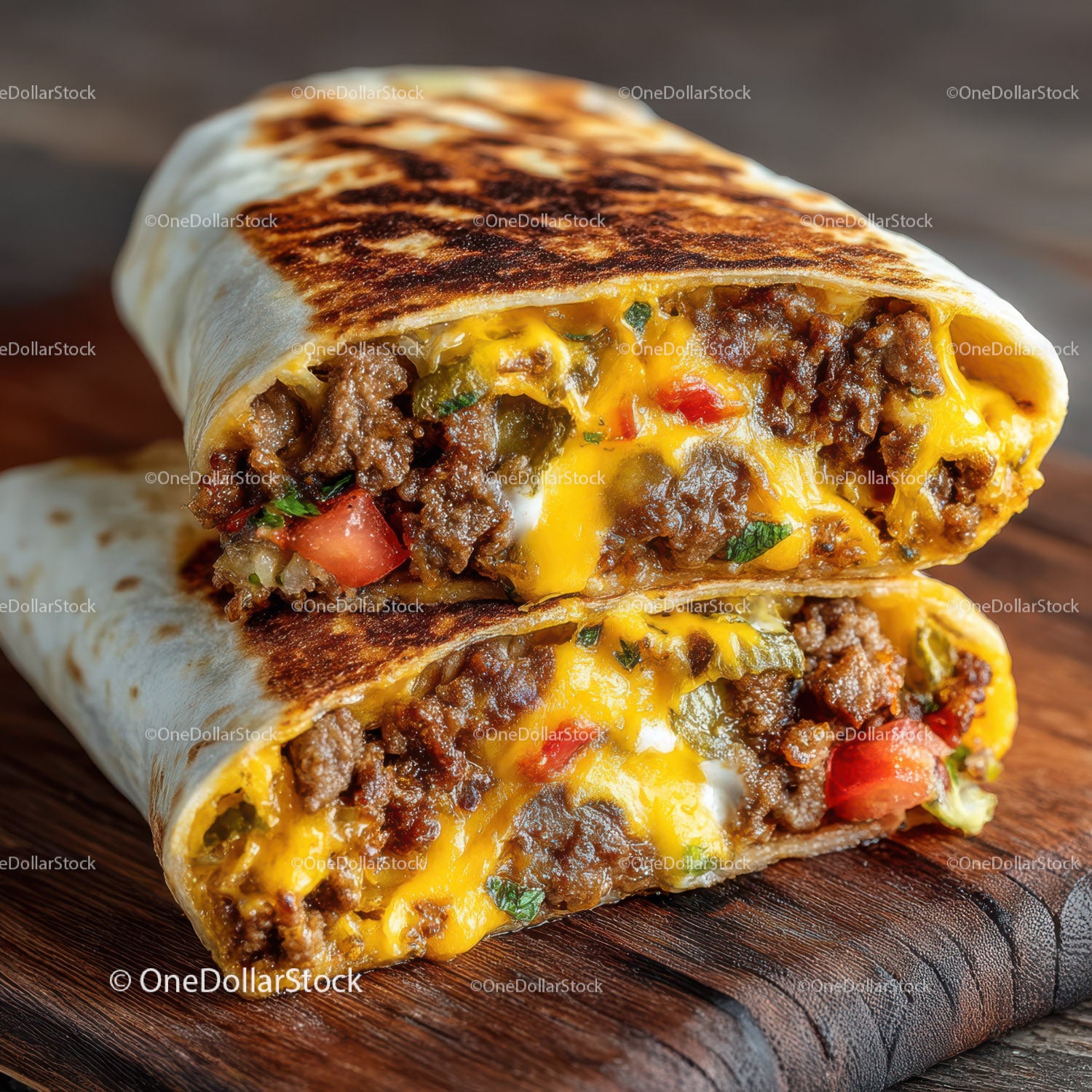 Soczysty burrito z wołowiną i serem ze świeżymi warzywami na drewnianej powierzchni