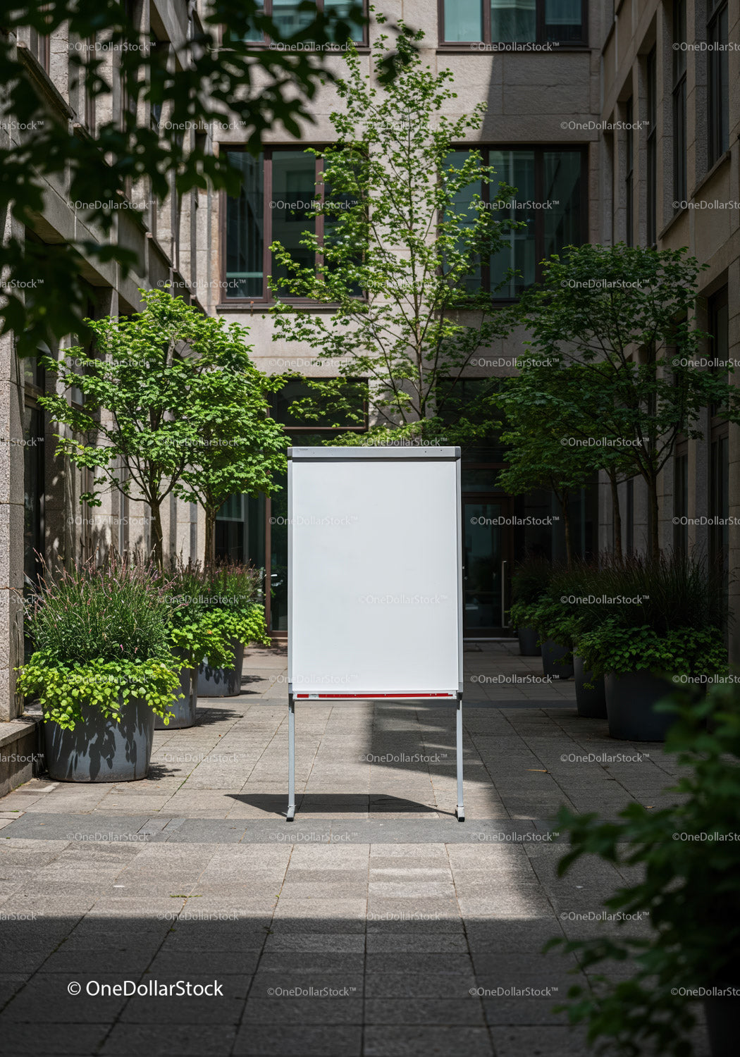 Pusta tablica flipchart na nowoczesnym dziedzińcu z zielonymi roślinami
