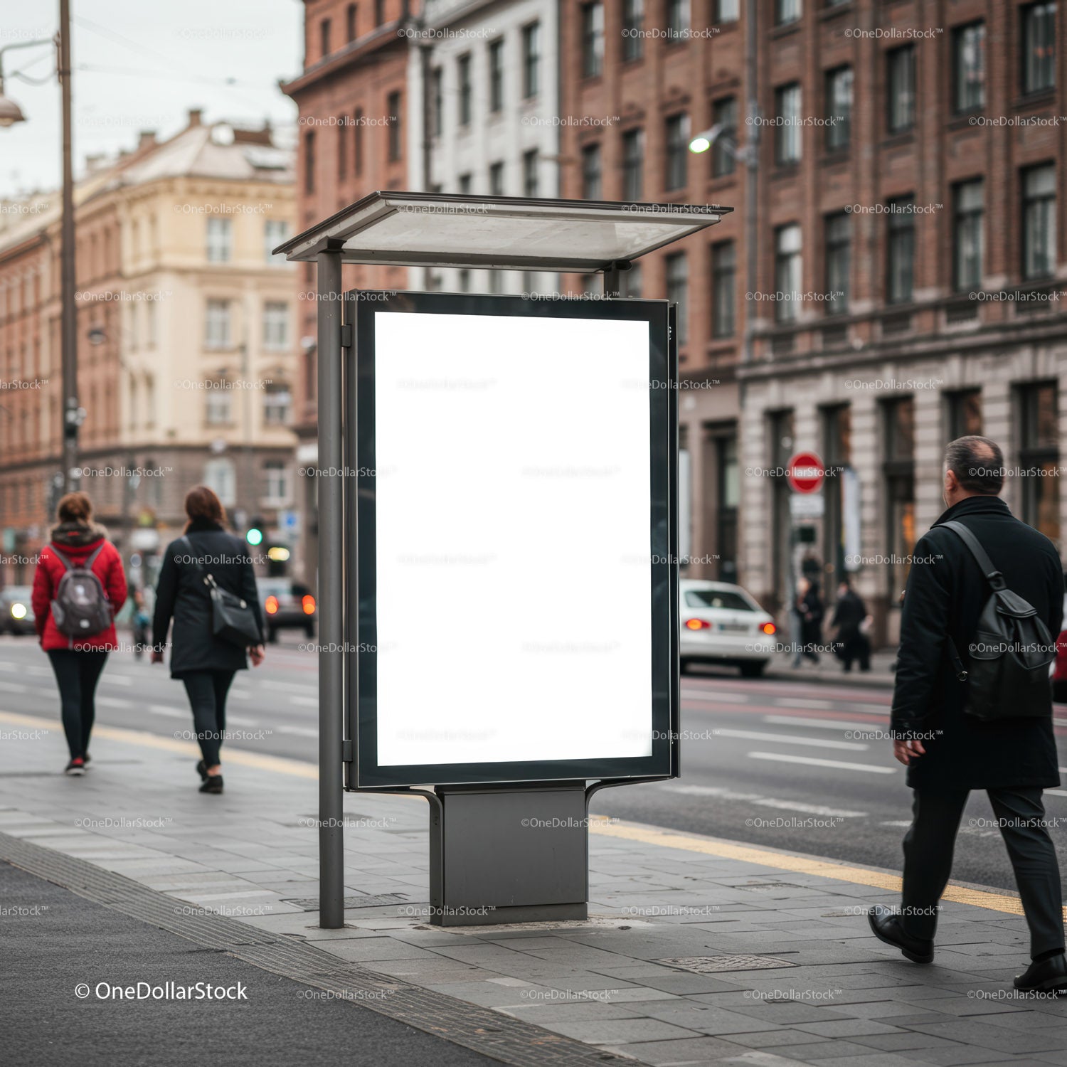 Pusty pionowy billboard na ruchliwym miejskim chodniku