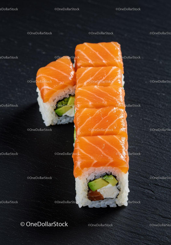 Świeże rolki sushi z łososiem, awokado i serkiem śmietankowym
