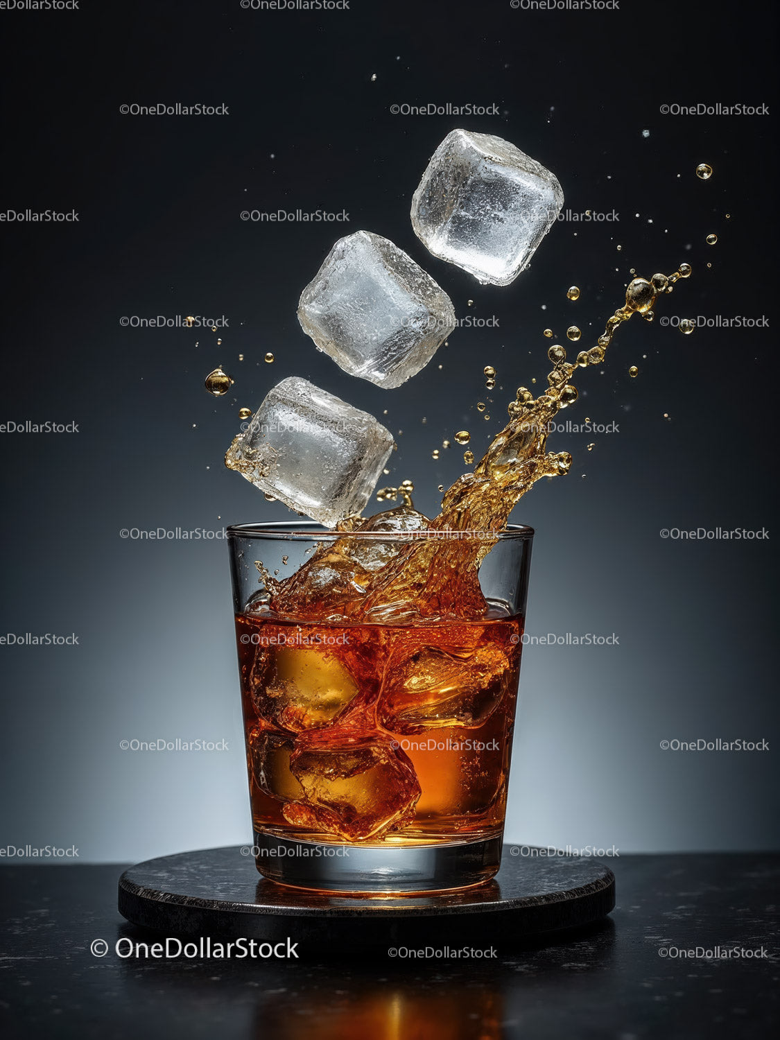 Whisky z rozpryskującymi się kostkami lodu na ciemnej powierzchni