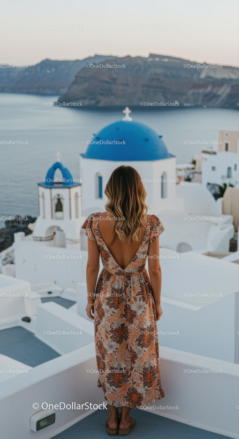 Kobieta w kwiecistej sukience z widokiem na morze Santorini