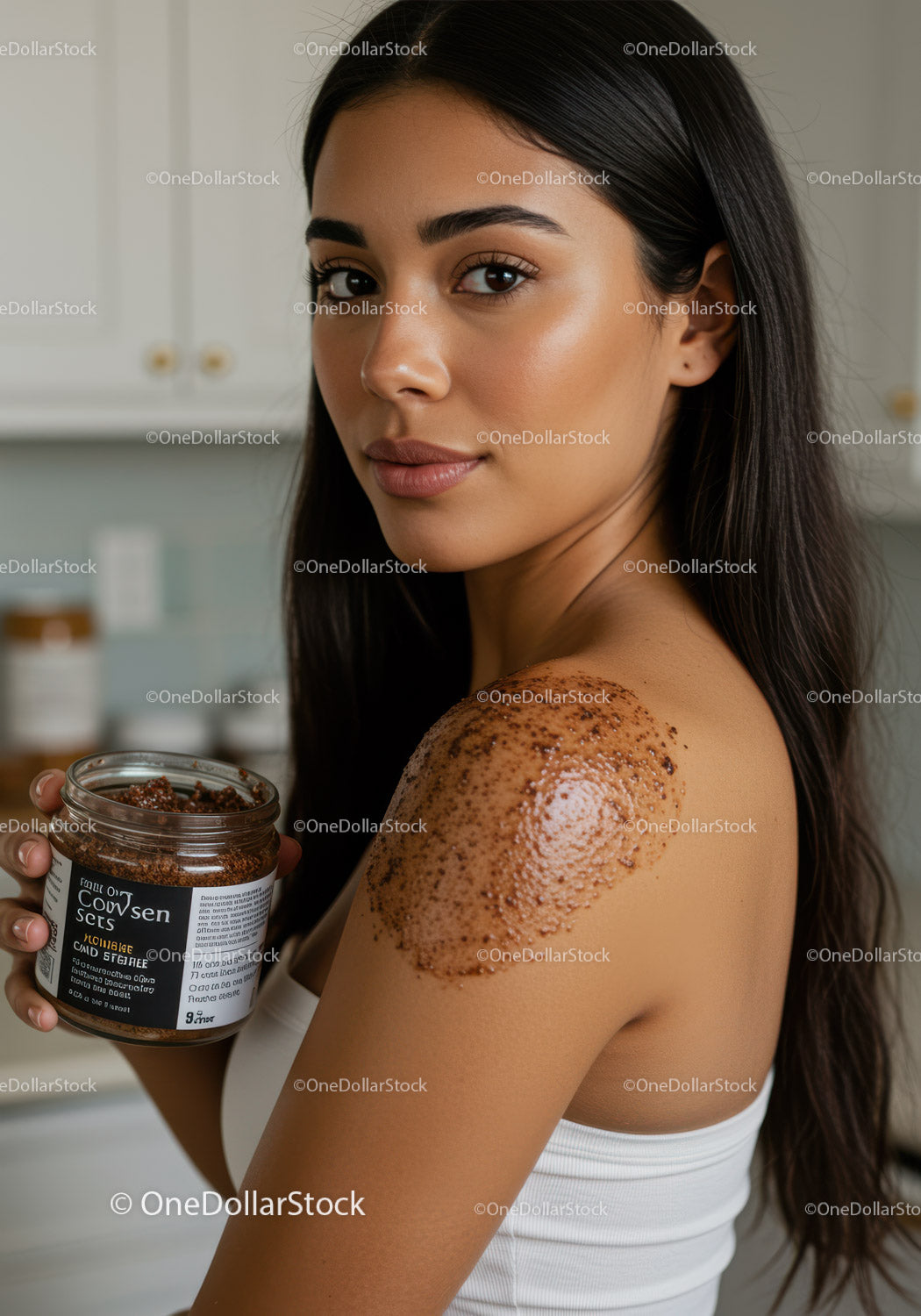 Młoda kobieta stosująca peeling kawowy do ciała w celu pielęgnacji skóry i relaksu