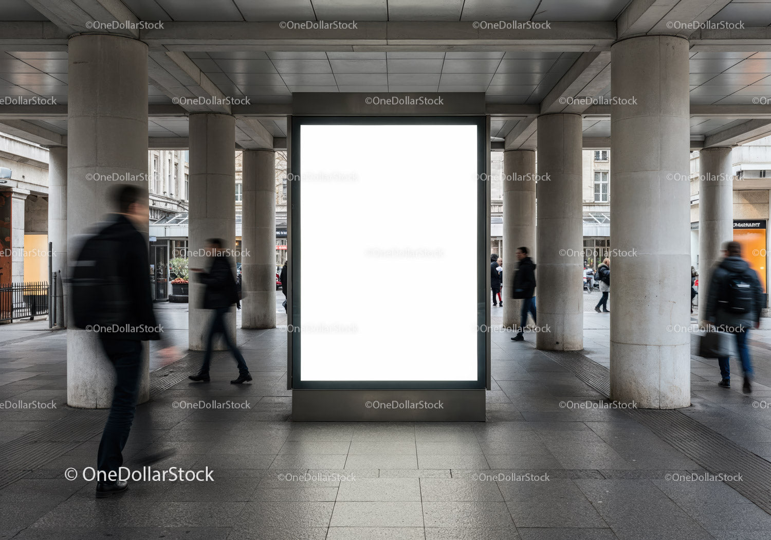 Pusta tablica reklamowa w ruchliwym przejściu dla pieszych